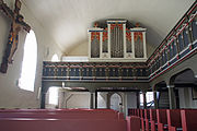 Empore, Orgel und Wandkreuz