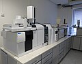 Plynové chromatografy s různými detektory, které slouží ke kontrole pravosti rostlinných olejů a tuků a ke kontrole pravosti a kvality lihovin v laboratoři SZPI v Praze.