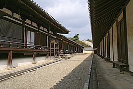 法隆寺聖霊院（左手前）の亀腹