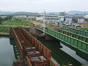 西川に架かっていた新川橋りょう跡。右は遠賀川方、奥が室木方2007年10月7日