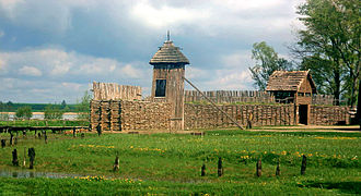 Vue des murailles reconstituées dans le prolongement des restes de la fortification d’époque.