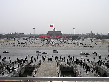 La Plaza Tiananmen (Beixín) dende la Ciudá Prohibida; a la manera, el mausoléu de Mao, llevantáu como emulación al de Lenin. La semeya de Mao sigue presidiéndola. Ye la mayor del mundu (440.000 metros cuadraos). Foi escenariu d'acontecimientos históricos perimportantes: la represión occidental a la rebelión de los Bóxers (1901) y el consiguiente asediu reflexáu na película 55 díes en Beixín, la proclamación de la República Popular China el 1 d'ochobre de 1949 y los sucesos de 1989, en que foi tomada por estudiantes en pidimientu de reformes democrátiques, reprimíos violentamente pol exércitu.