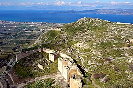Spodnje obzidje, v ozadju Korintski zaliv