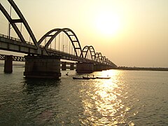 El puente Arco Godavari lleva la línea del South Central Railway Line de India. Fue diseñado para que los trenes circulen a una velocidad de servicio de 250 km/h.