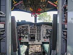 Entrée dans le cockpit.