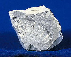 Főként kaolinitből álló, földes szerkezetű kaolin (porcelánföld)
