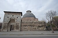 룸 셀주크의 베이, 젤랄렛딘 ���라타이가 지은 카라타이 메드레세(1251년; 튀르키예, 아크사라이)