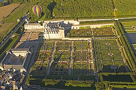 Vue aérienne oblique ouest des jardins reconstitués (1908-1916).