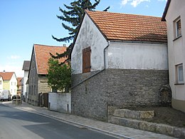 Verwittertes Relief am Wirtschaftsgebäude Untere Dorfstraße 16, wohl 18. Jahrhundert