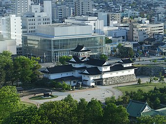 Widok zamku Toyama z budynku władz miasta