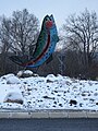 Eine Fisch-Skulptur empfängt in Siedenbögen aus Wildeshausen kommende Besucher Visbeks am Anfang der Umgehungsstraße