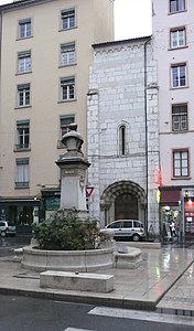 L'église Saint-Pierre sur le flanc est de la place.