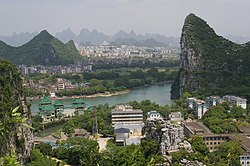 Li Nehri ile Guilin Dağları