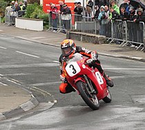 Ryan Farquhar met een 350 cc Drixton Honda bij Parliament Square in Ramsey in de Junior Classic Race van 2011.