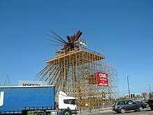 Construção da escultura com andaimes