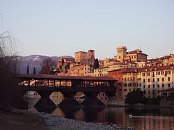 Historický střed města s Ponte degli Alpini