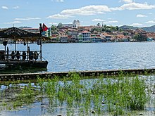 Bateau touristique sur le lac Petén Itzá au nom de « Tzimin Chac », la ville de Flores au fond.