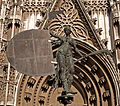 Reproducción del Giraldillo frente a una puerta de la catedral de Sevilla.