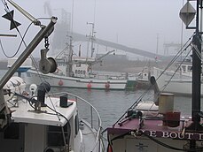 Bateaux de pêche, installations portuaires minéralières, estuaire du fleuve Saint-Laurent 2004