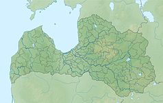 Mapa konturowa Łotwy, blisko centrum na lewo u góry znajduje się punkt z opisem „Zatoka Ryska”