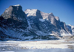 Monte Odin (2.147 m), o punto máis alto de Illa Baffin.