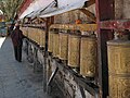 Moulins à prières à Samye.