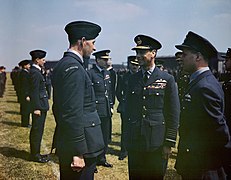 El rey Jorge VI, teniente Le Munro, Gibson y Ralph Cochrane, fotografía tomada poco antes de la misión