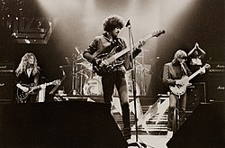 Thin Lizzy v roku 1983. Zľava: John Sykes, Phil Lynott, Scott Gorham a Darren Wharton; Brian Downey nie je viditeľný