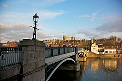 Ponte de Windsor, centro da cidade e o Castelo de Windsor