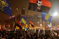 2015年の行進。指を三本立てた青い旗は、極右ネオナチ政党スヴォボーダ党旗。赤と黒の旗には右派セクターのロゴが入っている。