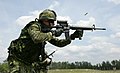 Kanadský voják s puškou C7A2