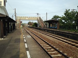 A view of the platforms and tracks at Bandō.