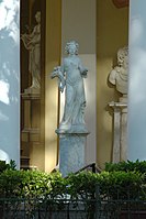 Павловский дворец-музей. Скульптура в центральной части Галереи Гонзаго