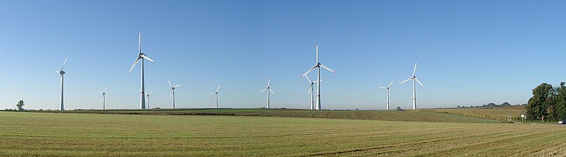 Vindkraftspark med elva stycken E-126 7,5 MW vindturbiner, Estinnes, Belgien.