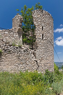 Kompleksi əhatə edən qala divarlarının bürclərindən biri