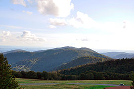 Vue depuis le sommet, au-dessus de la ferme-auberge ; la route du sommet est visible au premier plan.