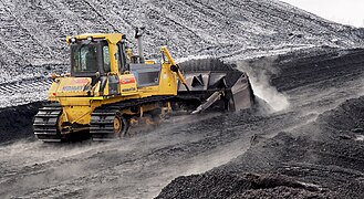 Bulldozer Komatsu répartissant le charbon dans la station de cogénération de Ljubljana. Janvier 2017.