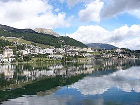 Pogled na naselje i jezero