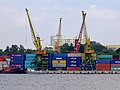 North River Port, Moscow me containers, transport hoe ke intejaar kare hae.