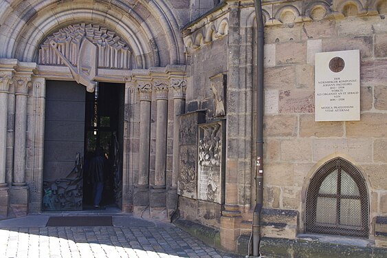 Die Gedenktafel an der Sebalduskirche