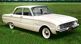 En fyrdörrars Ford Falcon av årsmodell 1960.