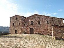 Pavimentació amb lloses de pedra a l'era de la masia de Sant Lleïr del terme de Mura, Bages.