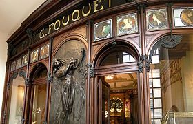 Au no 6, façade de la boutique du bijoutier Georges Fouquet conçue en 1901 par Mucha, Paris, musée Carnavalet.