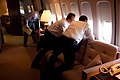 カイロへフライト中のエアフォース・ワンで機外の景色を見るオバマ大統領とギブズ（09/6/4）