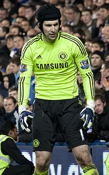 Petr Čech playing football.