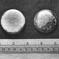 Två pellets av plutonium cirka 3 cm i diameter.