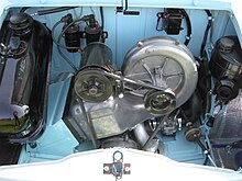 Photographie d'un moteur dans une voiture bleu clair.