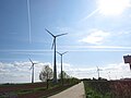 Hohe Straße und Windpark Galgenberg in Richtung Westen