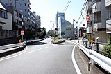 上記とほぼ同位置。桜新町まで道路中央の併用軌道で進んできた玉電は電停から以西は道路北側に移り用賀2丁目で道路を横切る形で専用軌道に入り用賀を目指した。<写真>左が専用軌道跡、右は旧大山街道。