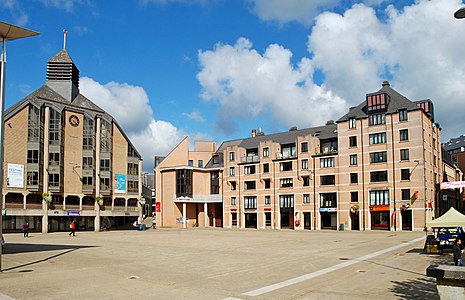 Le Collège Albert Descamps et le côté nord de la Grand-Place.